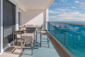 Bazén v ubytování Encantame -Oceanfront Lux Lazy River 2BRRooftop Pool nebo v jeho okolí