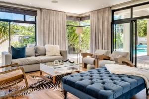 un salon avec un canapé et une table dans l'établissement Belina - Sunset Links Golf Course Villa, au Cap