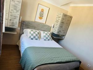 Una cama o camas en una habitación de Merveilles88 42 fotos más