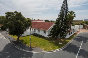 Gallery image of Milnerton Oak Lodge in Cape Town