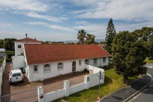 Gallery image of Milnerton Oak Lodge in Cape Town