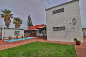 Gallery image of Milnerton Oak Lodge in Cape Town