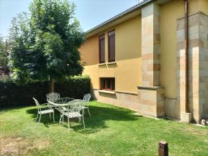 ein Tisch und Stühle im Hof eines Hauses in der Unterkunft Casa Boutique I Nestares I 6 pax I calm and comfort in Reinosa