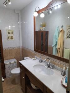 ein Badezimmer mit Waschbecken, Toilette und Spiegel in der Unterkunft Casa Boutique I Nestares I 6 pax I calm and comfort in Reinosa