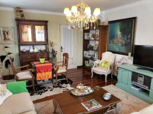 ein Wohnzimmer mit Sofa und Tisch in der Unterkunft Casa Boutique I Nestares I 6 pax I calm and comfort in Reinosa