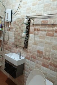 a bathroom with a toilet and a sink at 主人房玻璃市港口 in Kuala Perlis