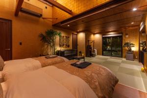 a bedroom with two beds in a room at 箱根懐來 in Hakone