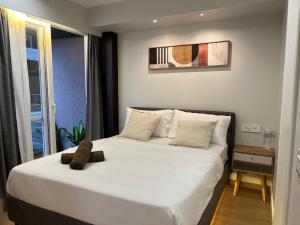 浦那Urban Nest - Viman Nagar- 1 km from Airport的卧室里有一张床，床上有一只泰迪熊