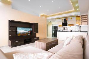 Μια τηλεόραση ή/και κέντρο ψυχαγωγίας στο Stylish 2 Bedroom! Heart of city