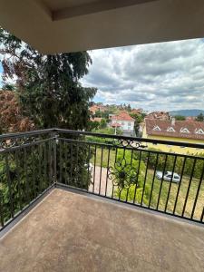 balcón con vistas a un patio en studio apartman elegant marinkovic, en Vrnjci