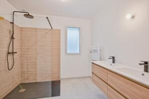 Ένα μπάνιο στο Villa pour 9 - Piscine chauffée - Jacuzzi +15 φωτογραφίες