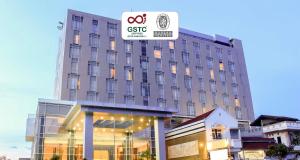 un edificio con un cartel delante en Best Western Plus Coco Palu, en Palu