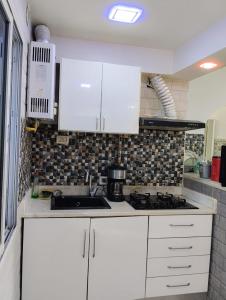 Kuchyň nebo kuchyňský kout v ubytování Cozy Harbor Retreat + 13 fotografií