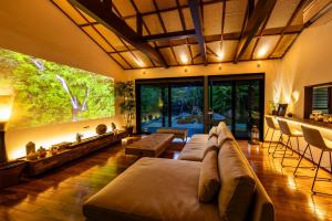 un soggiorno con un grande divano e un acquario di 箱根懐來 a Sengokuhara