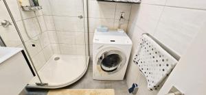 een badkamer met wasmachine en toilet bij Let's RelaxX 60QM Free parking in Mülheim an der Ruhr +18 foto's
