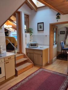 una pequeña cocina con escalera en una casa en Ferienwohnungen Eisele, en Bad Feilnbach