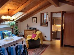 una sala de estar con un sofá y una mesa en Ferienwohnungen Eisele, en Bad Feilnbach