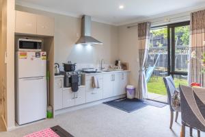 Kuchyň nebo kuchyňský kout v ubytování New two Bedroom house attached to main house