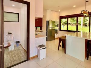 Η κουζίνα ή μικρή κουζίνα στο MAKALA Pool Villa