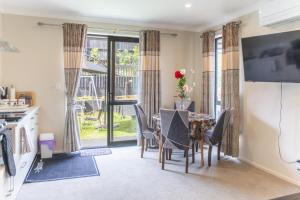 TV a/nebo společenská místnost v ubytování New two Bedroom house attached to main house