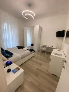 a bedroom with a bed and a table and a desk at Nel cuore di Ascoli -casa vacanze in Ascoli Piceno
