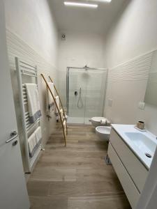 a bathroom with a shower and a toilet and a sink at Nel cuore di Ascoli -casa vacanze in Ascoli Piceno +24 photos