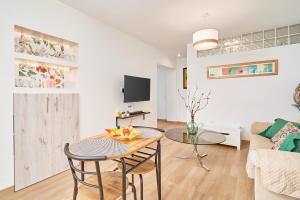 a living room with a table and a couch at El Rincón de Dorcica Ruiz in Frigiliana
