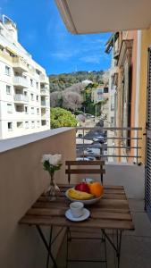 a table with a bowl of fruit on a balcony at Beautiful 43m2 with two double beds everything nearby in Nice