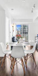 Φωτογραφία από το άλμπουμ του Royal BnB 1 Bed 1 Den Pristine Downtown Toronto Retreat στο Τορόντο