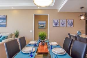 Χώρος καθιστικού στο Encantame 2BR Rooftop Pool LazyRiver Pickleball