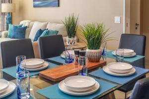 Χώρος καθιστικού στο Encantame 2BR Rooftop Pool LazyRiver Pickleball