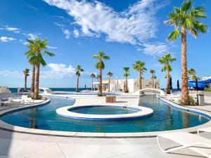 Πισίνα στο ή κοντά στο Encantame 2BR Rooftop Pool LazyRiver Pickleball +92 φωτογραφίες