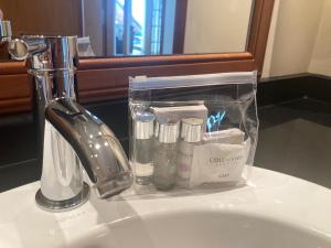 un lavabo de salle de bain avec un robinet et des brosses à dents dans l'établissement Penthouse Golf View Apartments, à Lossiemouth