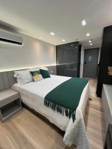 ein Schlafzimmer mit einem großen Bett in einem Zimmer in der Unterkunft Bless Hospedagem - Flat 117 premium beira mar de cabo branco in João Pessoa