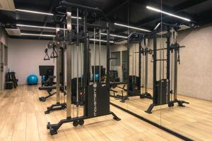 ein Fitnessstudio mit vielen Geräten in einem Raum in der Unterkunft Bless Hospedagem - Flat 117 premium beira mar de cabo branco in João Pessoa