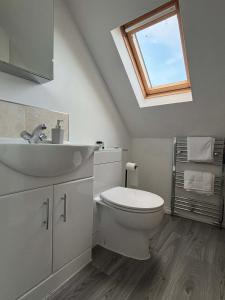 Un baño de Luxurious 7-Bedroom Home in Solihull, close to NEC & BHX