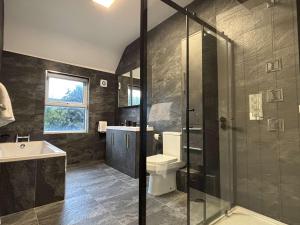 Un baño de Luxurious 7-Bedroom Home in Solihull, close to NEC & BHX 78 fotos más