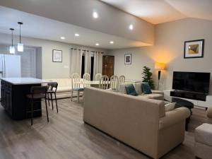 een woonkamer met een bank en een tafel bij Spacious 5 bedroom single family home sleeps 12 with driveway near DC in Bethesda