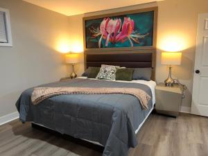 een slaapkamer met een bed met een schilderij aan de muur bij Spacious 5 bedroom single family home sleeps 12 with driveway near DC in Bethesda