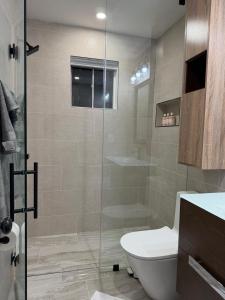 een badkamer met toilet en glazen douche bij Spacious 5 bedroom single family home sleeps 12 with driveway near DC in Bethesda