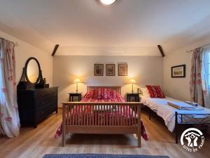 Ένα ή περισσότερα κρεβάτια σε δωμάτιο στο Le Bétet