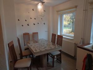 ein Esszimmer mit einem Tisch mit Vögeln an der Wand in der Unterkunft Haus in der Nähe von Hannover Messe in Hannover