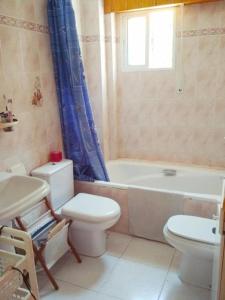 a bathroom with a toilet and a tub and a sink at La casa de las golondrinas in Tángel