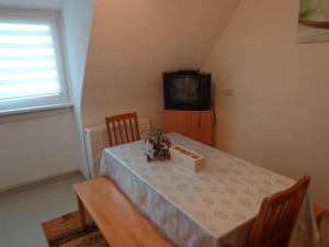 ein Esszimmer mit Tisch und Fernseher in der Unterkunft Haus in der Nähe von Hannover Messe in Hannover