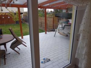 Blick auf eine Terrasse mit einem Tisch und einem Klavier in der Unterkunft Haus in der Nähe von Hannover Messe in Hannover