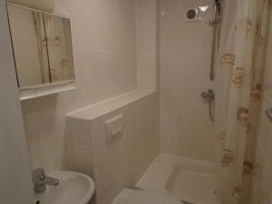 ein Badezimmer mit Toilette, Dusche und Waschbecken in der Unterkunft Haus in der Nähe von Hannover Messe in Hannover + 34 Fotos