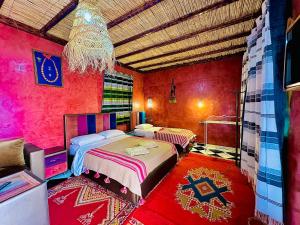 ザゴラにあるLa Petite Kasbahのカラフルな壁のベッドルーム1室(ベッド2台付) +97枚の写真