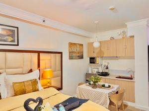 Una pequeña habitación con una cama y una cocina. en Attractive studio with Luxury bed Good for 1-4pax High speed WiFi with Netflix Free Pool & Parking, en Suba 45 fotos más