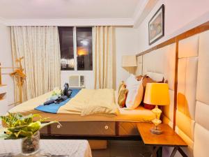 Un dormitorio con una cama grande y una mesa. en Attractive studio with Luxury bed Good for 1-4pax High speed WiFi with Netflix Free Pool & Parking, en Suba