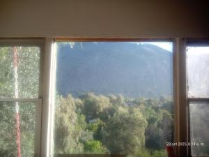 d'une fenêtre avec vue sur la montagne. dans l'établissement Chaski Tours Operador, à Diaguita